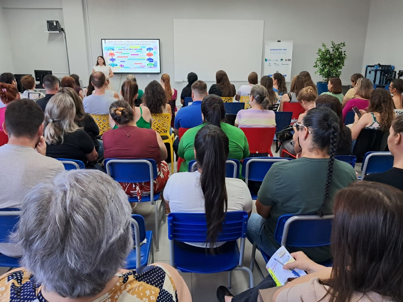 Seara: Encontro com professores da rede municipal aborda educação com empatia