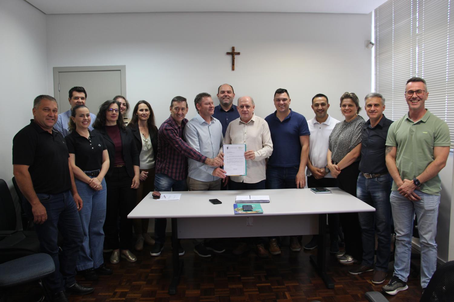 Vereadores recebem, das mãos do prefeito Massocco, projeto do orçamento de 2026